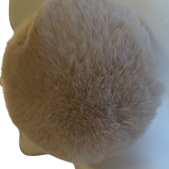 Cozy light brown earmuffs with leather accents. - Picture 5 of 10